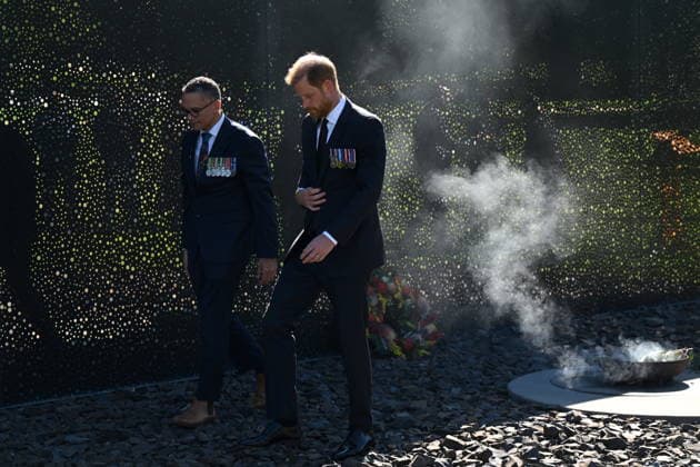 HARRY AND MEGHAN AUSTRALIA VISIT, Prince Harry, Duke of Sussex attends a smoking ceremony at the ˜For Our Country™ memorial during his visit to the Australian War Memorial in Canberra, Wednesday, April 15, 2026. ( NO ARCHIVING CANBERRA AUSTRALIAN CAPITAL TERRITORY AUSTRALIA  Copyright: xLUKASxCOCHx 20260415158030588663