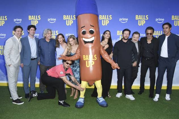 Entertainment Bilder des Tages #2 Eric AndrÃ©, Molly Shannon, Mark Wahlberg, Andrew Muscato, Paul Walter Hauser, Benjamin Bratt, Sacha Baron Cohen, Rhett Reese, Peter Farrelly, Eva De Dominici at arrivals for BALLS UP Premiere, Harmony Gold Theater, Los Angeles, CA, April 14, 2026. Photo By: Elizabeth Goodenough Everett Collection BALLS UP Premiere PUBLICATIONXNOTxINxCANxCHNxFRAxITAxJPNxNORxPOLxRUSxESPxUKxUSA