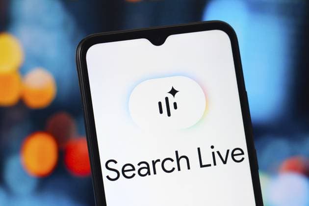 In dieser Fotoabbildung wird das Google Search Live Logo auf einem Smartphone Bildschirm angezeigt In this photo illustration, the Google Search Live logo is seen displayed on a smartphone screen Copyright: imageBROKER RafaelxHenriquexdaxS ibliqx17289341.jpg