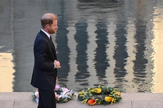 HARRY AND MEGHAN AUSTRALIA VISIT, Prince Harry, Duke of Sussex lays a wreath as he attends the Last Post ceremony during his visit to the Australian War Memorial in Canberra, Wednesday, April 15, 2026. ( NO ARCHIVING CANBERRA AUSTRALIAN CAPITAL TERRITORY AUSTRALIA  Copyright: xLUKASxCOCHx 20260415130323136269