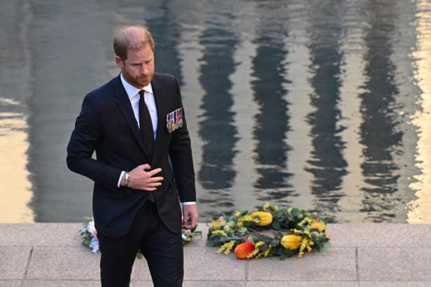 HARRY AND MEGHAN AUSTRALIA VISIT, Prince Harry, Duke of Sussex lays a wreath as he attends the Last Post ceremony during his visit to the Australian War Memorial in Canberra, Wednesday, April 15, 2026. ( NO ARCHIVING CANBERRA AUSTRALIAN CAPITAL TERRITORY AUSTRALIA  Copyright: xLUKASxCOCHx 20260415118694837148
