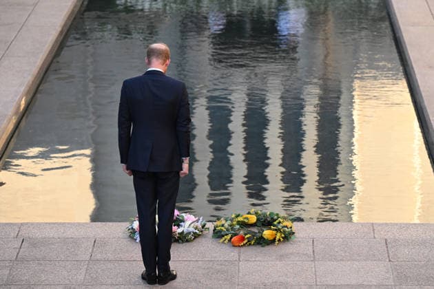 HARRY AND MEGHAN AUSTRALIA VISIT, Prince Harry, Duke of Sussex lays a wreath as he attends the Last Post ceremony during his visit to the Australian War Memorial in Canberra, Wednesday, April 15, 2026. ( NO ARCHIVING CANBERRA AUSTRALIAN CAPITAL TERRITORY AUSTRALIA  Copyright: xLUKASxCOCHx 20260415197894724173