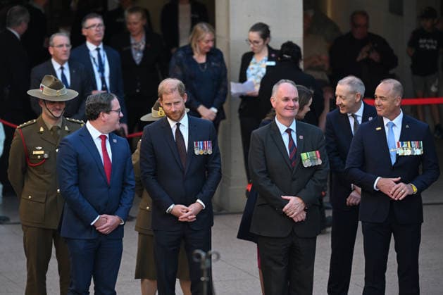 HARRY AND MEGHAN AUSTRALIA VISIT, Prince Harry, Duke of Sussex speaks to Australian Minister for Veterans™ Affairs Matt Keogh (left) and Director of the Australian War Memorial Matt Anderson as he attends the Last Post ceremony during his visit to the Australian War Memorial in Canberra, Wednesday, April 15, 2026. ( NO ARCHIVING CANBERRA AUSTRALIAN CAPITAL TERRITORY AUSTRALIA  Copyright: xLUKASxCOCHx 20260415118553490651