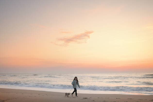Tween girl walking Shih Tzu puppy on beach Cape Hatteras Nationa Avon, North Carolina, United States CR_JOKU260413-1994572-01 ,model released, Symbolfoto