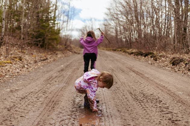 Kids exploring mud puddles with spring sunshine Painesdale, Michigan, United States CR_OAXI260410A-1978292-01 ,model released, Symbolfoto