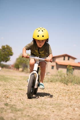 Little Boy Racing Balance Bike Outdoors in Sunny Desert Landscape San Miguel de Allende, Guanajuato, Mexico CR_WDJM260410-1998260-01 ,model released, Symbolfoto