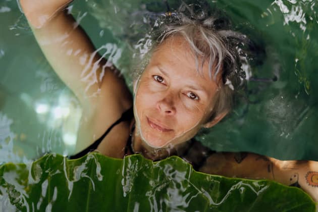 Mature woman floating in pool surrounded by taro leaf, Canggu, Bali Dalung, Bali, Indonesia CR_YUKI260413E-1993889-01 ,model released, Symbolfoto