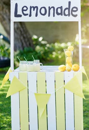 Still life shot of a lemonade stand outside. (License=RF) ,model released, Symbolfoto  Copyright: xZoonar.com YURIxARCURSxPRODUCTIONSx 18384106 ,model released, Symbolfoto ,property released
