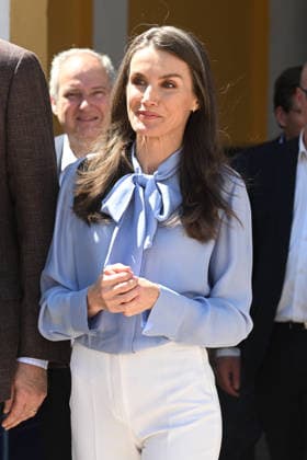 The King and Queen visit the José María de Llanos Foundation on the occasion of the 25th anniversary of the Escuela de Hostelería del Sur Queen Letizia during her visit to the José María de Llanos Foundation on the occasion of the 25th anniversary of the Escuela de Hostelería del Sur, on April 15, 2026, in Madrid Spain Since 2001 it has been operating as a School of Hospitality, dedicated to the comprehensive training of future catering professionals, chefs, bartenders and waiters, whose training is provided by a select group of teachers FAMOUS KINGS AND QUEENS HOTEL SCHOOL José Madrid Madrid Madrid Spain  Copyright: xJosÃ xOlivax 7443085