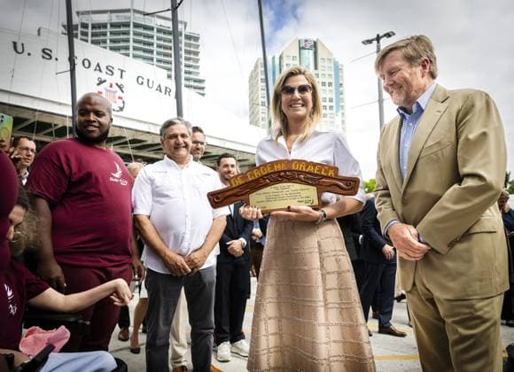 MIAMI - King Willem-Alexander and Queen Maxima receive a sign bearing the text De Groene Draeck during a tour of the Shake-a-Leg Marina, where they receive an explanation of the work of this organization that makes water sports accessible to people with disabilities. The visit was part of a three-day working visit to Philadelphia, Washington D.C., and Miami in the United States (US). REMKO DE WAAL ANP netherlands out - belgium out  Copyright: xx x555864314x originalFilename: 555864314.jpg