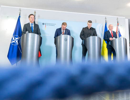 Boris Pistorius trifft Ukraine Defence Contact Group EUR, Deutschland, Berlin, 15.04.2026: Bundesminister der Verteidigung Boris Pistorius (SPD) empfängt gemeinsam mit seinem britischen Amtskollegen John Healey den ukrainischen Verteidigungsminister Mykhailo Fedorov und den NATO-Generalsekretär Mark Rutte in Berlin. Im Anschluss an das hybride 34. Ministerial Meeting der Ukraine Defence Contact Group findet eine gemeinsame Pressekonferenz statt. Die Gesprächsthemen umfassen unter anderem die sicherheitspolitische Lage, das Engagement an der Ostflanke der NATO, die Unterstützung der Ukraine sowie die bilaterale Zusammenarbeit und Rüstungskooperation. *** Boris Pistorius meets Ukraine Defence Contact Group EUR, Germany, Berlin, 15 04 2