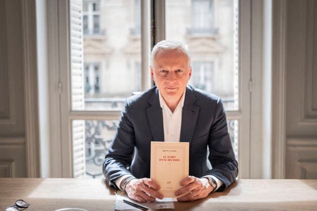 Former Economy Minister Bruno Le Maire with His New Book - Paris Former Economy Minister Bruno Le Maire during a photo session with his new book « Le temps d’une decision » in Paris on April 15, 2026. Photo by Eliot Blondet ABACAPRESS.COM Paris Ile-de-France France  Copyright: xBlondetxEliot ABACAx