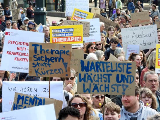 CNTV THERAPEUTEN- Zahlreiche Meschen Aezte mit Plakaten Schildern Demo Psychotherapeuten Sie demonstrieren gegen Honorarkuerzungen im Gesundheitswesen auf dem Hamburger Rathausmarkt am 15.04.2025 Hamburg Deutschland *** CNTV THERAPEUTEN Numerous people with placards and signs demonstrate against fee cuts in the healthcare sector at the Hamburg Rathausmarkt on 15 04 2025 Hamburg Germany