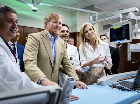 MIAMI - King Willem-Alexander and Queen Maxima are given a tour of the Miami Cardiac and Vascular Institute, where they speak with doctors and are shown various innovative technologies and processes. The visit was part of a three-day working visit to Philadelphia, Washington D.C., and Miami in the United States (US). REMKO DE WAAL ANP netherlands out - belgium out  Copyright: xx x555870097x originalFilename: 555870097.jpg