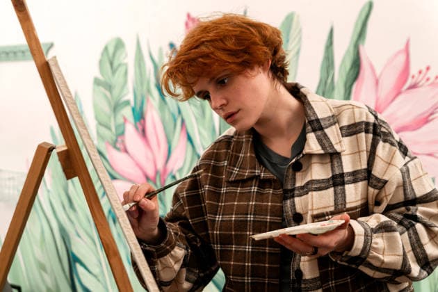 A red-haired girl artist paints on an easel. Saint Petersburg, Saint Petersburg, Russia R_YFCG26041006-1995732-01 ,model released, Symbolfoto ,property released