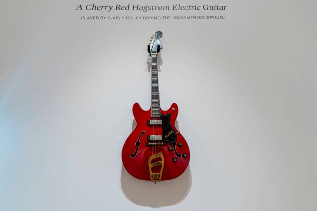 View showing a guitar to be auctioned that was used by American singer Elvis Presley in New York, United States, 15 April 2026. Sotheby s announced that the cherry-red Hagstrom guitar that Elvis Presley played during his 1968 concert which marked his return to the stage after seven years devoted to film will be the highlight of the Rock & Pop auction, to be held in New York. Sotheby s will auction the King of Rock Elvis Presley s cherry-red guitar in New York !ACHTUNG: NUR REDAKTIONELLE NUTZUNG!  Copyright: xAngelxColmenaresx AME3734 20260415-55019996176_1