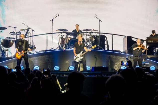 Die Band Santiano mit Björn Both, Hans-Timm Hinrichsen, Axel Stosberg und Peter David Sage begeistert am 15. April 2026 in der Quarterback Immobilien Arena im Rahmen ihrer Tour Da braut sich was zusammen mit einer energiegeladenen Live-Show aus Folk-Rock und maritimen Klängen. Andreas Fahnert ist aus gesundheitlichen Gründen seit Jahren nicht mehr Teil der Live-Auftritte der Band. Santiano Leipzig 2026
