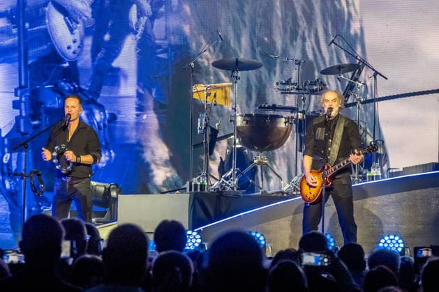 Die Band Santiano mit Björn Both, Hans-Timm Hinrichsen, Axel Stosberg und Peter David Sage begeistert am 15. April 2026 in der Quarterback Immobilien Arena im Rahmen ihrer Tour Da braut sich was zusammen mit einer energiegeladenen Live-Show aus Folk-Rock und maritimen Klängen. Andreas Fahnert ist aus gesundheitlichen Gründen seit Jahren nicht mehr Teil der Live-Auftritte der Band. Santiano Leipzig 2026
