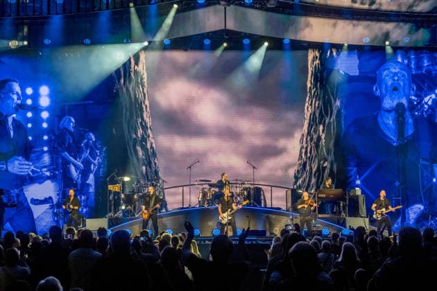 Die Band Santiano mit Björn Both, Hans-Timm Hinrichsen, Axel Stosberg und Peter David Sage begeistert am 15. April 2026 in der Quarterback Immobilien Arena im Rahmen ihrer Tour Da braut sich was zusammen mit einer energiegeladenen Live-Show aus Folk-Rock und maritimen Klängen. Andreas Fahnert ist aus gesundheitlichen Gründen seit Jahren nicht mehr Teil der Live-Auftritte der Band. Santiano Leipzig 2026