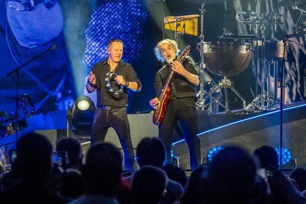 Die Band Santiano mit Björn Both, Hans-Timm Hinrichsen, Axel Stosberg und Peter David Sage begeistert am 15. April 2026 in der Quarterback Immobilien Arena im Rahmen ihrer Tour Da braut sich was zusammen mit einer energiegeladenen Live-Show aus Folk-Rock und maritimen Klängen. Andreas Fahnert ist aus gesundheitlichen Gründen seit Jahren nicht mehr Teil der Live-Auftritte der Band. Santiano Leipzig 2026