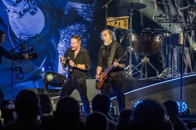Die Band Santiano mit Björn Both, Hans-Timm Hinrichsen, Axel Stosberg und Peter David Sage begeistert am 15. April 2026 in der Quarterback Immobilien Arena im Rahmen ihrer Tour Da braut sich was zusammen mit einer energiegeladenen Live-Show aus Folk-Rock und maritimen Klängen. Andreas Fahnert ist aus gesundheitlichen Gründen seit Jahren nicht mehr Teil der Live-Auftritte der Band. Santiano Leipzig 2026