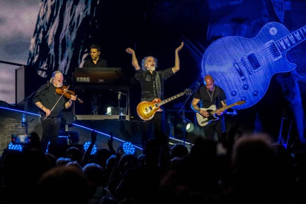 Die Band Santiano mit Björn Both, Hans-Timm Hinrichsen, Axel Stosberg und Peter David Sage begeistert am 15. April 2026 in der Quarterback Immobilien Arena im Rahmen ihrer Tour Da braut sich was zusammen mit einer energiegeladenen Live-Show aus Folk-Rock und maritimen Klängen. Andreas Fahnert ist aus gesundheitlichen Gründen seit Jahren nicht mehr Teil der Live-Auftritte der Band. Santiano Leipzig 2026