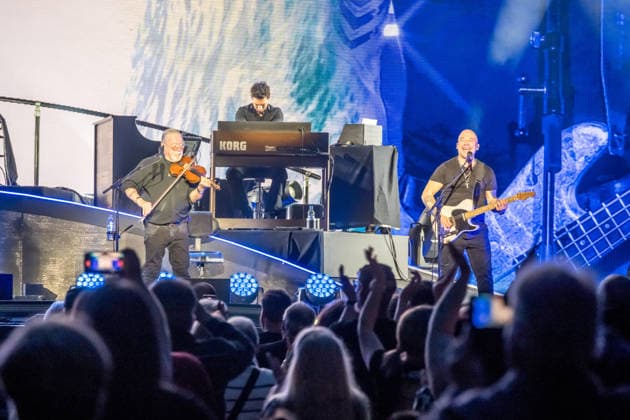 Die Band Santiano mit Björn Both, Hans-Timm Hinrichsen, Axel Stosberg und Peter David Sage begeistert am 15. April 2026 in der Quarterback Immobilien Arena im Rahmen ihrer Tour Da braut sich was zusammen mit einer energiegeladenen Live-Show aus Folk-Rock und maritimen Klängen. Andreas Fahnert ist aus gesundheitlichen Gründen seit Jahren nicht mehr Teil der Live-Auftritte der Band. Santiano Leipzig 2026