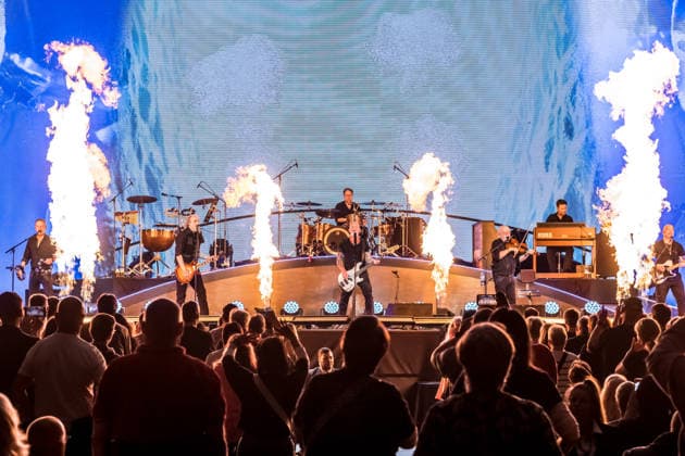 Die Band Santiano mit Björn Both, Hans-Timm Hinrichsen, Axel Stosberg und Peter David Sage begeistert am 15. April 2026 in der Quarterback Immobilien Arena im Rahmen ihrer Tour Da braut sich was zusammen mit einer energiegeladenen Live-Show aus Folk-Rock und maritimen Klängen. Andreas Fahnert ist aus gesundheitlichen Gründen seit Jahren nicht mehr Teil der Live-Auftritte der Band. Santiano Leipzig 2026