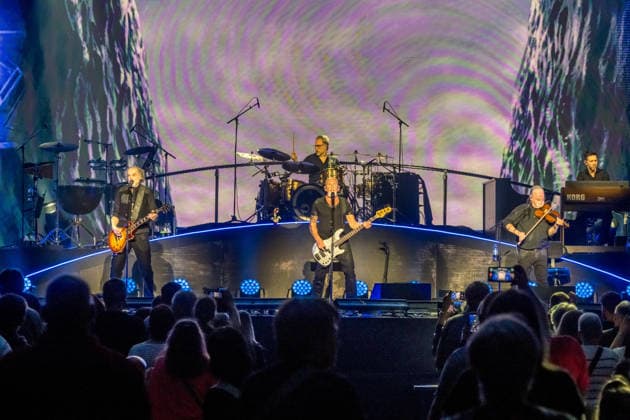 Die Band Santiano mit Björn Both, Hans-Timm Hinrichsen, Axel Stosberg und Peter David Sage begeistert am 15. April 2026 in der Quarterback Immobilien Arena im Rahmen ihrer Tour Da braut sich was zusammen mit einer energiegeladenen Live-Show aus Folk-Rock und maritimen Klängen. Andreas Fahnert ist aus gesundheitlichen Gründen seit Jahren nicht mehr Teil der Live-Auftritte der Band. Santiano Leipzig 2026