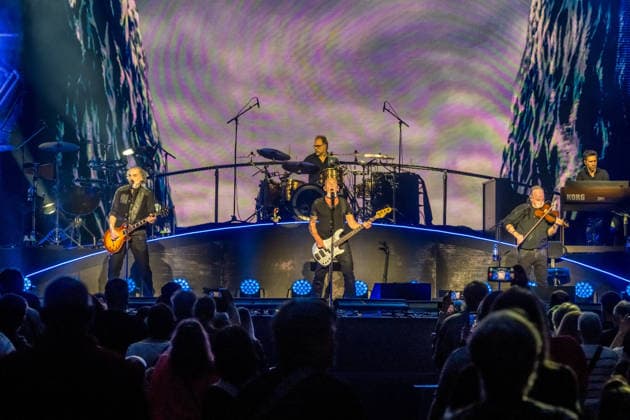 Die Band Santiano mit Björn Both, Hans-Timm Hinrichsen, Axel Stosberg und Peter David Sage begeistert am 15. April 2026 in der Quarterback Immobilien Arena im Rahmen ihrer Tour Da braut sich was zusammen mit einer energiegeladenen Live-Show aus Folk-Rock und maritimen Klängen. Andreas Fahnert ist aus gesundheitlichen Gründen seit Jahren nicht mehr Teil der Live-Auftritte der Band. Santiano Leipzig 2026