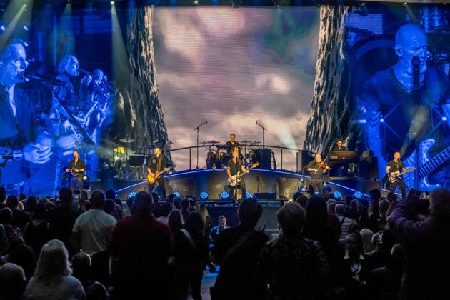 Die Band Santiano mit Björn Both, Hans-Timm Hinrichsen, Axel Stosberg und Peter David Sage begeistert am 15. April 2026 in der Quarterback Immobilien Arena im Rahmen ihrer Tour Da braut sich was zusammen mit einer energiegeladenen Live-Show aus Folk-Rock und maritimen Klängen. Andreas Fahnert ist aus gesundheitlichen Gründen seit Jahren nicht mehr Teil der Live-Auftritte der Band. Santiano Leipzig 2026