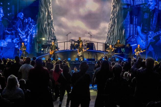 Die Band Santiano mit Björn Both, Hans-Timm Hinrichsen, Axel Stosberg und Peter David Sage begeistert am 15. April 2026 in der Quarterback Immobilien Arena im Rahmen ihrer Tour Da braut sich was zusammen mit einer energiegeladenen Live-Show aus Folk-Rock und maritimen Klängen. Andreas Fahnert ist aus gesundheitlichen Gründen seit Jahren nicht mehr Teil der Live-Auftritte der Band. Santiano Leipzig 2026