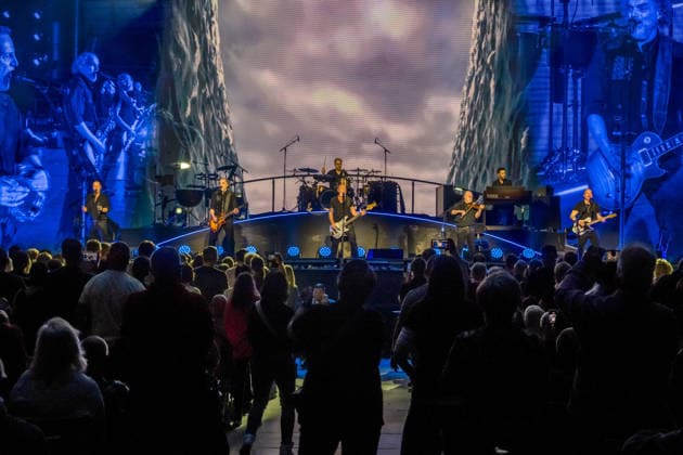 Die Band Santiano mit Björn Both, Hans-Timm Hinrichsen, Axel Stosberg und Peter David Sage begeistert am 15. April 2026 in der Quarterback Immobilien Arena im Rahmen ihrer Tour Da braut sich was zusammen mit einer energiegeladenen Live-Show aus Folk-Rock und maritimen Klängen. Andreas Fahnert ist aus gesundheitlichen Gründen seit Jahren nicht mehr Teil der Live-Auftritte der Band. Santiano Leipzig 2026