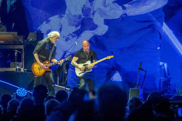 Die Band Santiano mit Björn Both, Hans-Timm Hinrichsen, Axel Stosberg und Peter David Sage begeistert am 15. April 2026 in der Quarterback Immobilien Arena im Rahmen ihrer Tour Da braut sich was zusammen mit einer energiegeladenen Live-Show aus Folk-Rock und maritimen Klängen. Andreas Fahnert ist aus gesundheitlichen Gründen seit Jahren nicht mehr Teil der Live-Auftritte der Band. Santiano Leipzig 2026