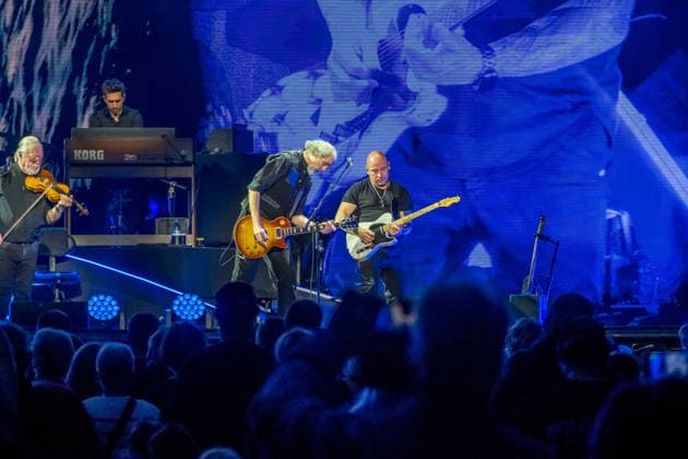Die Band Santiano mit Björn Both, Hans-Timm Hinrichsen, Axel Stosberg und Peter David Sage begeistert am 15. April 2026 in der Quarterback Immobilien Arena im Rahmen ihrer Tour Da braut sich was zusammen mit einer energiegeladenen Live-Show aus Folk-Rock und maritimen Klängen. Andreas Fahnert ist aus gesundheitlichen Gründen seit Jahren nicht mehr Teil der Live-Auftritte der Band. Santiano Leipzig 2026