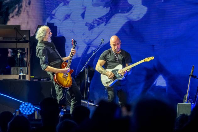 Die Band Santiano mit Björn Both, Hans-Timm Hinrichsen, Axel Stosberg und Peter David Sage begeistert am 15. April 2026 in der Quarterback Immobilien Arena im Rahmen ihrer Tour Da braut sich was zusammen mit einer energiegeladenen Live-Show aus Folk-Rock und maritimen Klängen. Andreas Fahnert ist aus gesundheitlichen Gründen seit Jahren nicht mehr Teil der Live-Auftritte der Band. Santiano Leipzig 2026