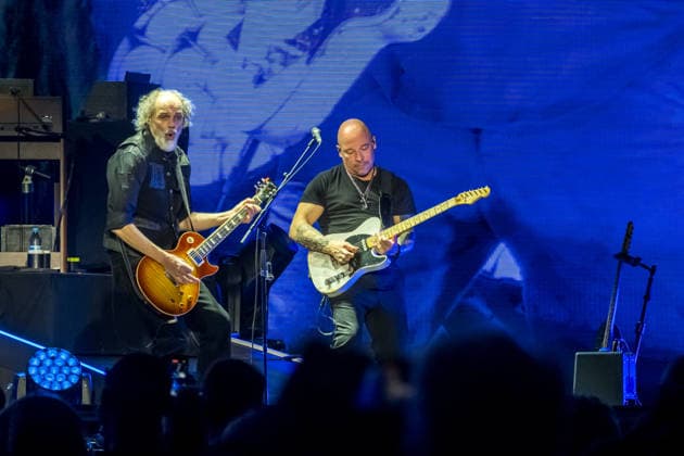 Die Band Santiano mit Björn Both, Hans-Timm Hinrichsen, Axel Stosberg und Peter David Sage begeistert am 15. April 2026 in der Quarterback Immobilien Arena im Rahmen ihrer Tour Da braut sich was zusammen mit einer energiegeladenen Live-Show aus Folk-Rock und maritimen Klängen. Andreas Fahnert ist aus gesundheitlichen Gründen seit Jahren nicht mehr Teil der Live-Auftritte der Band. Santiano Leipzig 2026
