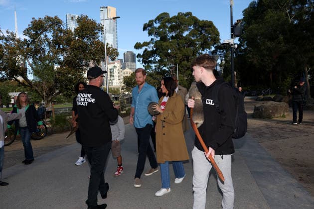 HARRY AND MEGHAN AUSTRALIA VISIT, Prince Harry and Meghan, the Duke and Duchess of Sussex participate in the Scar Tree Walk at Birrarung Marr during a visit to Australia, Melbourne, Thursday, April 16, 2026. ( NO ARCHIVING MELBOURNE VICTORIA AUSTRALIA  Copyright: xCONxCHRONISx 20260416149626525984
