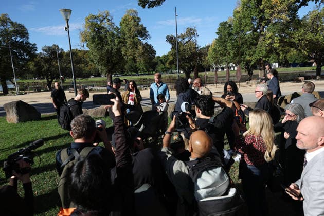 HARRY AND MEGHAN AUSTRALIA VISIT, Prince Harry and Meghan, the Duke and Duchess of Sussex participate in the Scar Tree Walk at Birrarung Marr during a visit to Australia, Melbourne, Thursday, April 16, 2026. ( NO ARCHIVING MELBOURNE VICTORIA AUSTRALIA  Copyright: xCONxCHRONISx 20260416121586096440