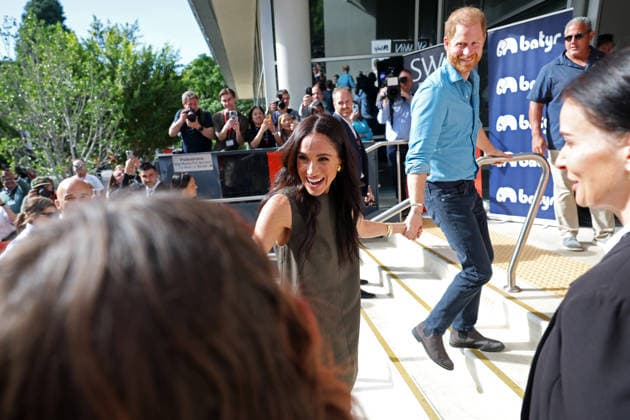 HARRY AND MEGHAN AUSTRALIA VISIT, Prince Harry and Meghan, the Duke and Duchess of Sussex arrive at Swinburne University and greet members of the public on their way for a visit at the ÔbatyrÕ, a mental health engagement programme service during a visit to Australia, Melbourne, Thursday, April 16, 2026. ( NO ARCHIVING MELBOURNE VICTORIA AUSTRALIA  Copyright: xCONxCHRONISx 20260416116987761660