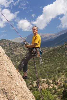 Älterer männlicher Bergsteiger, gut ausgestattet mit Kameras und Karabinern, der sich die Turtle Rocks in der Nähe von Buena Vista, Colorado, herunterseilt Senior male climber well equipped with cams and caribiners rappelling down Turtle Rocks near Buena Vista Colorado Copyright: imageBROKER StevexHeap ibxiqx17258481.jpg ,model released, Symbolfoto ,property released