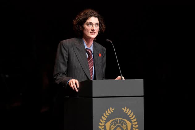 Daisy Bevan nimmt den Preis für ihre Großmutter entgegen bei der Verleihung des Bremer Filmpreises der Sparkasse für Vanessa Redgrave auf dem 11. Filmfest Bremen im großen Saal des Theaters am Goetheplatz. Bremen, 15.04.2026