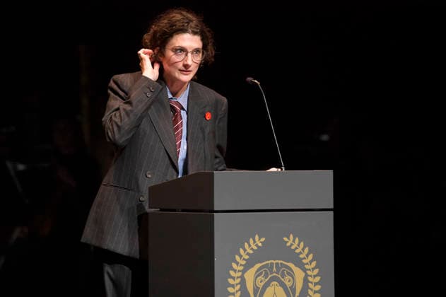 Daisy Bevan nimmt den Preis für ihre Großmutter entgegen bei der Verleihung des Bremer Filmpreises der Sparkasse für Vanessa Redgrave auf dem 11. Filmfest Bremen im großen Saal des Theaters am Goetheplatz. Bremen, 15.04.2026