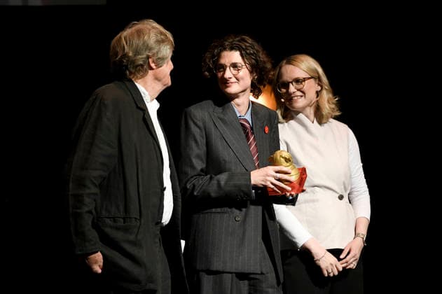 David Hare und Daisy Bevan bei der Verleihung des Bremer Filmpreises der Sparkasse für Vanessa Redgrave auf dem 11. Filmfest Bremen im großen Saal des Theaters am Goetheplatz. Bremen, 15.04.2026