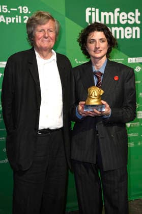David Hare und Daisy Bevan bei der Verleihung des Bremer Filmpreises der Sparkasse für Vanessa Redgrave auf dem 11. Filmfest Bremen im großen Saal des Theaters am Goetheplatz. Bremen, 15.04.2026