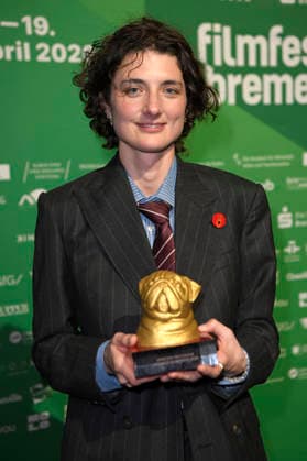 Daisy Bevan nimmt den Preis für ihre Großmutter entgegen bei der Verleihung des Bremer Filmpreises der Sparkasse für Vanessa Redgrave auf dem 11. Filmfest Bremen im großen Saal des Theaters am Goetheplatz. Bremen, 15.04.2026