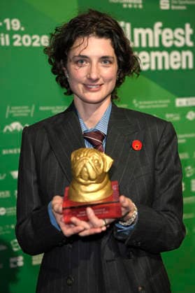 Daisy Bevan nimmt den Preis für ihre Großmutter entgegen bei der Verleihung des Bremer Filmpreises der Sparkasse für Vanessa Redgrave auf dem 11. Filmfest Bremen im großen Saal des Theaters am Goetheplatz. Bremen, 15.04.2026