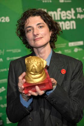 Daisy Bevan nimmt den Preis für ihre Großmutter entgegen bei der Verleihung des Bremer Filmpreises der Sparkasse für Vanessa Redgrave auf dem 11. Filmfest Bremen im großen Saal des Theaters am Goetheplatz. Bremen, 15.04.2026 *** Daisy Bevan accepts the award for her grandmother at the Bremen Film Award of the Sparkasse for Vanessa Redgrave at the 11 Filmfest Bremen in the large hall of the Theater am Goetheplatz Bremen, 15 04 2026 Foto:xC.xNiehausx xFuturexImagex filmpreis_6421