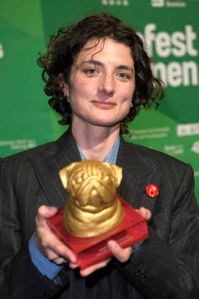 Daisy Bevan nimmt den Preis für ihre Großmutter entgegen bei der Verleihung des Bremer Filmpreises der Sparkasse für Vanessa Redgrave auf dem 11. Filmfest Bremen im großen Saal des Theaters am Goetheplatz. Bremen, 15.04.2026