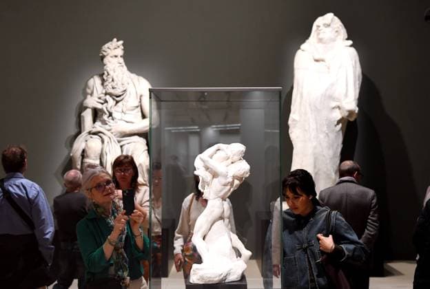 PARIS, FRANCE - APRIL 15: People visit Living Bodies exhibition at the Louvre Museum on April 15, 2026 in Paris, France. The major new exhibition at the Louvre Museum brings together two of sculpture s greatest names - Michelangelo and Auguste Rodin - in a rare cross-century dialogue.  Copyright: xChinaxNewsxServicex 111635119442